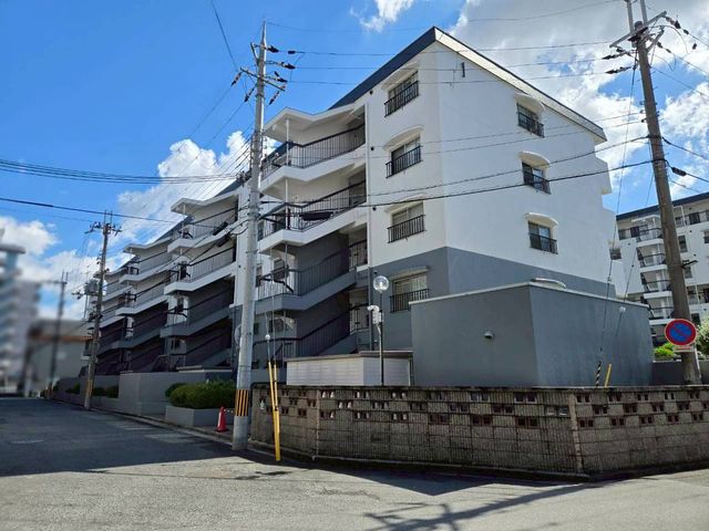 �ޗǌ��ޗǎs��{��4���ڂ̒��Ã}���V�����̌��n�O�ώʐ^