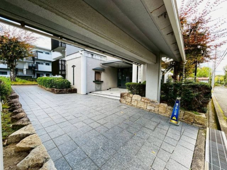 �ޗǌ��ޗǎs�ʎ᎛�� �̒��Ã}���V�����̃G���g�����X