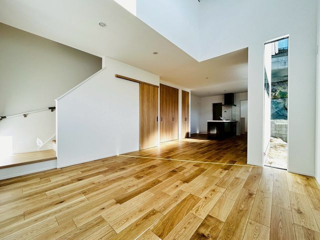 �ޗǌ�����s�J�c�� �̐V�z��ˌ��Ẵ��r���O