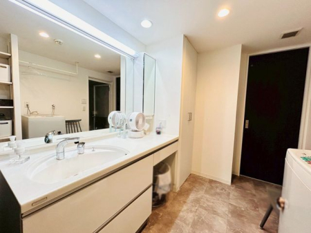 �ޗǌ��ޗǎs����ߒr��6���ڂ̒��Ã}���V�����̐��ʑ�E���ʏ�