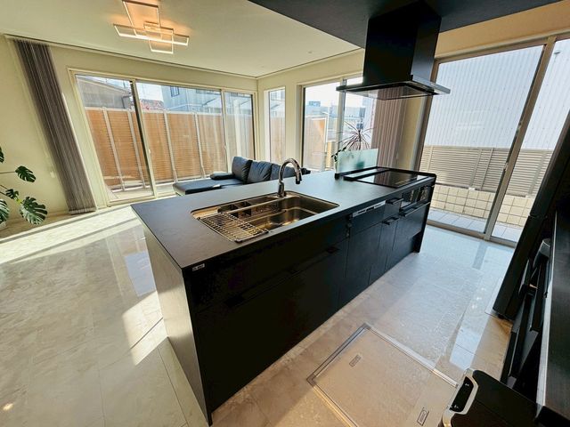 �ޗǌ����Ŏs�ʏ� �̒��È�ˌ��ẴL�b�`��