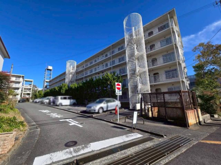 �ޗǌ��ޗǎs��ˎR6���ڂ̒��Ã}���V�����̒��ԏ�