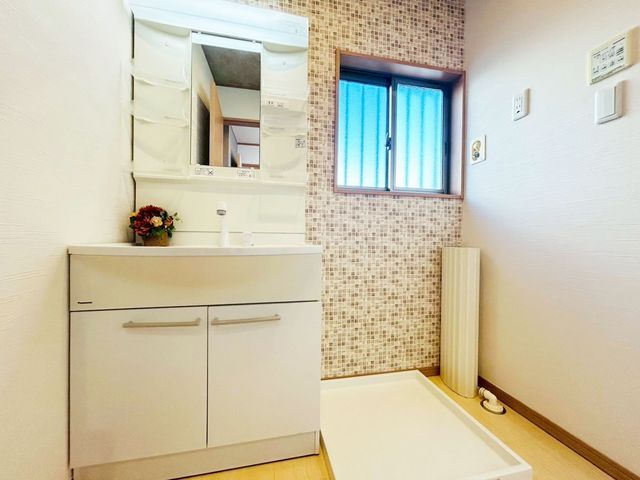 �ޗǌ��ޗǎs���𐼒�1���ڂ̒��È�ˌ��Ă̐��ʑ�E���ʏ�