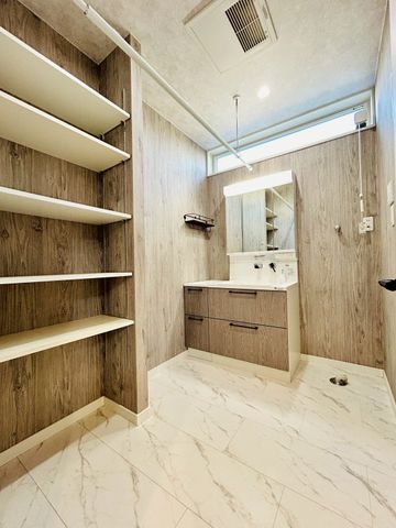 �ޗǌ��ޗǎs���𐼒�1���ڂ̒��È�ˌ��Ă̐��ʑ�E���ʏ�