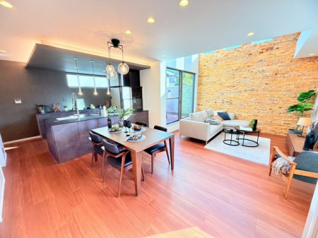 �ޗǌ�����s�Ғ� �̐V�z��ˌ��Ẵ��r���O